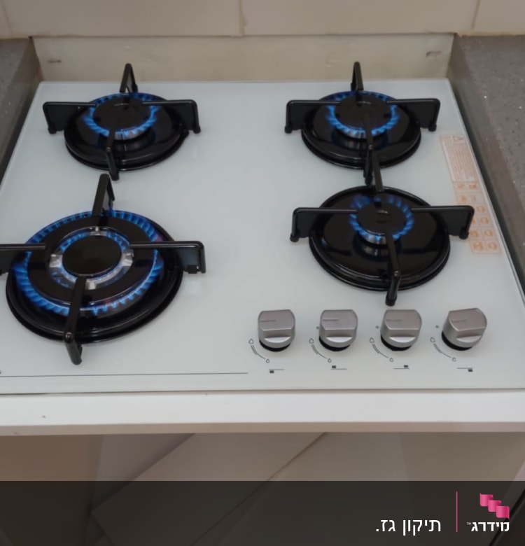 כיריים גז עם ארבעה מבערים דולקים